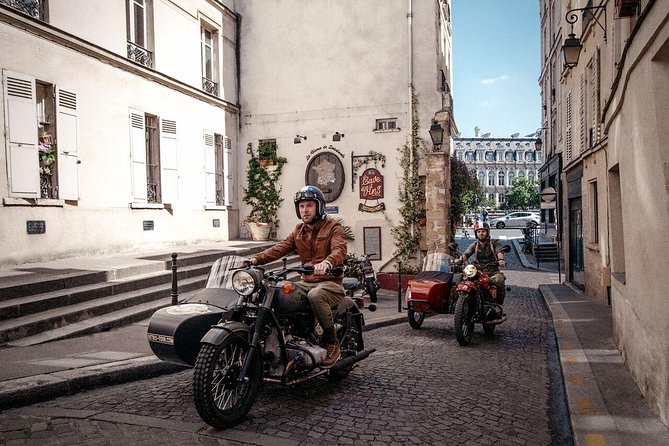 classic-vintage-tour-on-sidecar-motorcycle-ural-2
